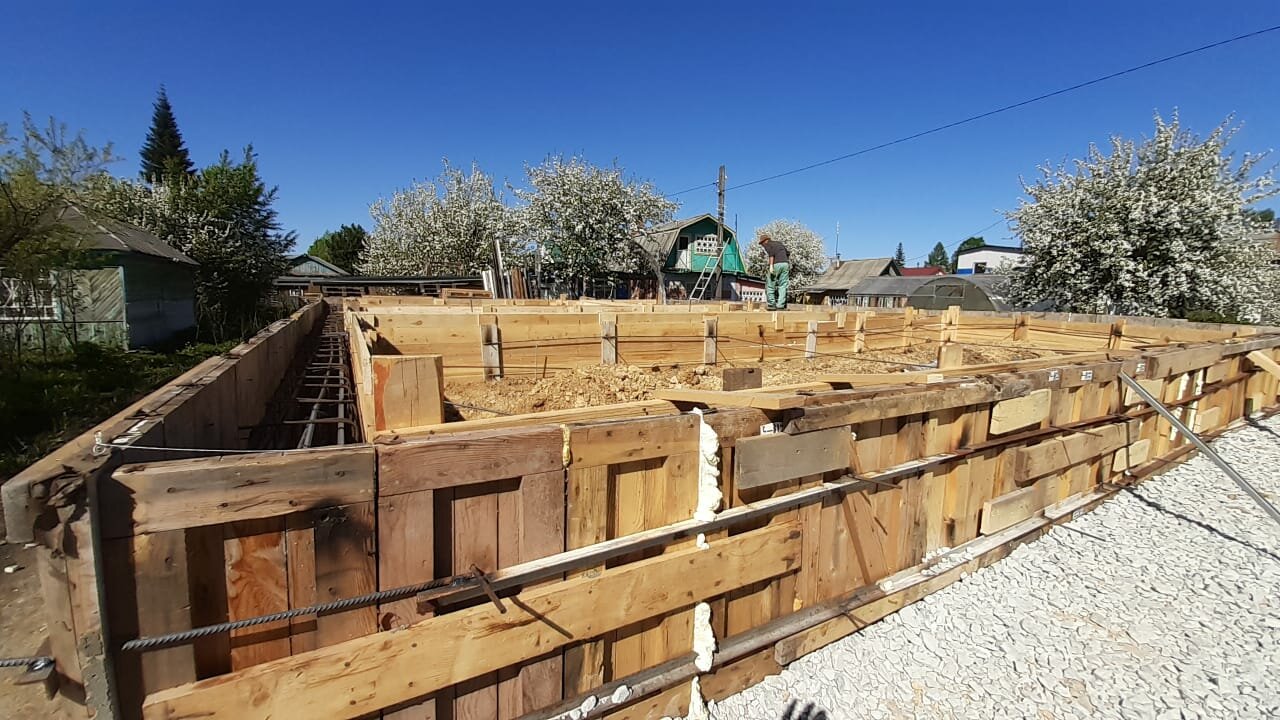 фундамент, опалубка из досок, фундамент под дом из сибита, ленточный фундамент, строительство