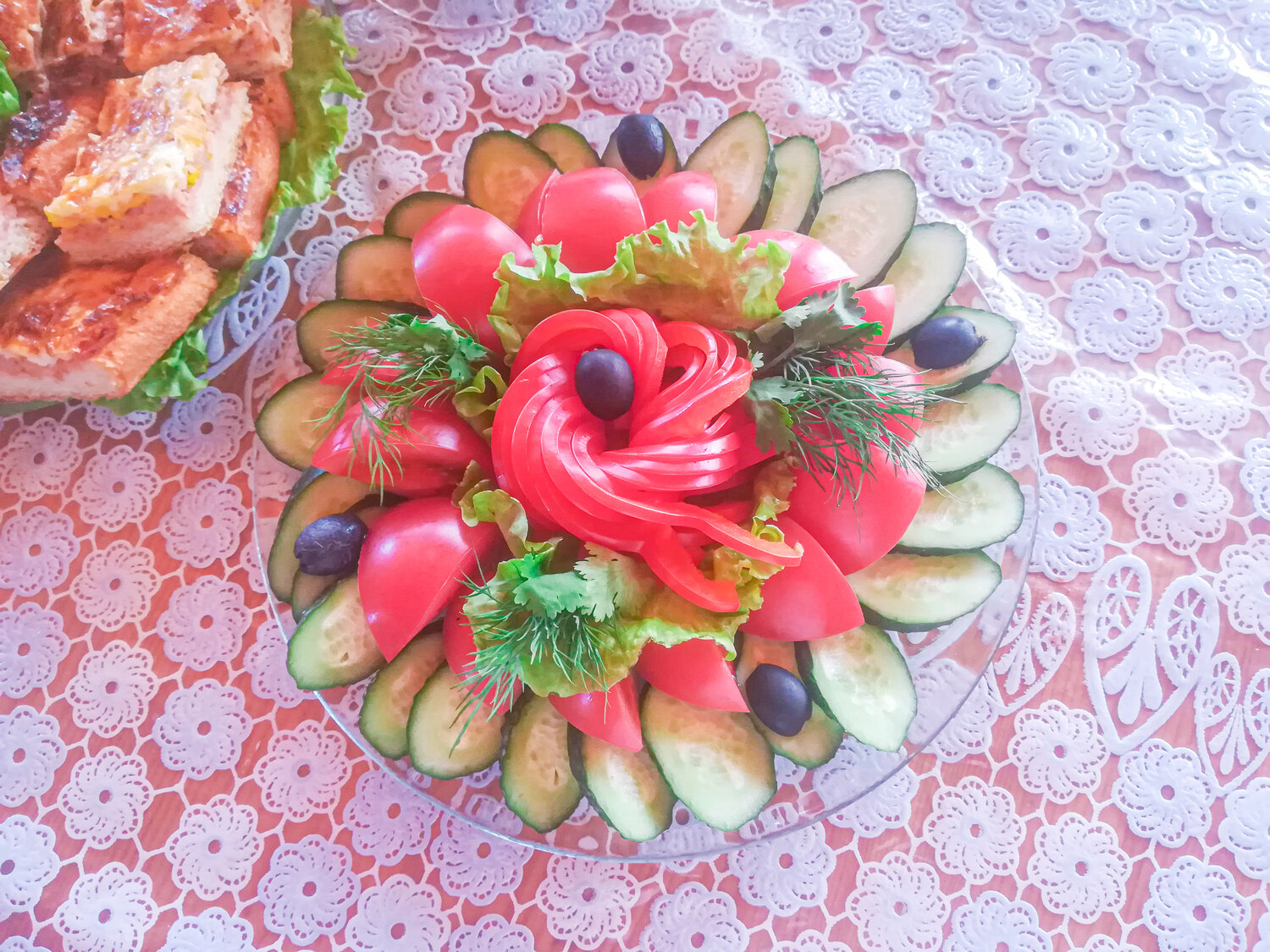 красивая нарезка овощей и фруктов, красивая нарезка овощей и фруктов на стол, красивая нарезка овощей и фруктов колбасы, красивая нарезка овощей для фуд, нарезка овощей на праздничный стол