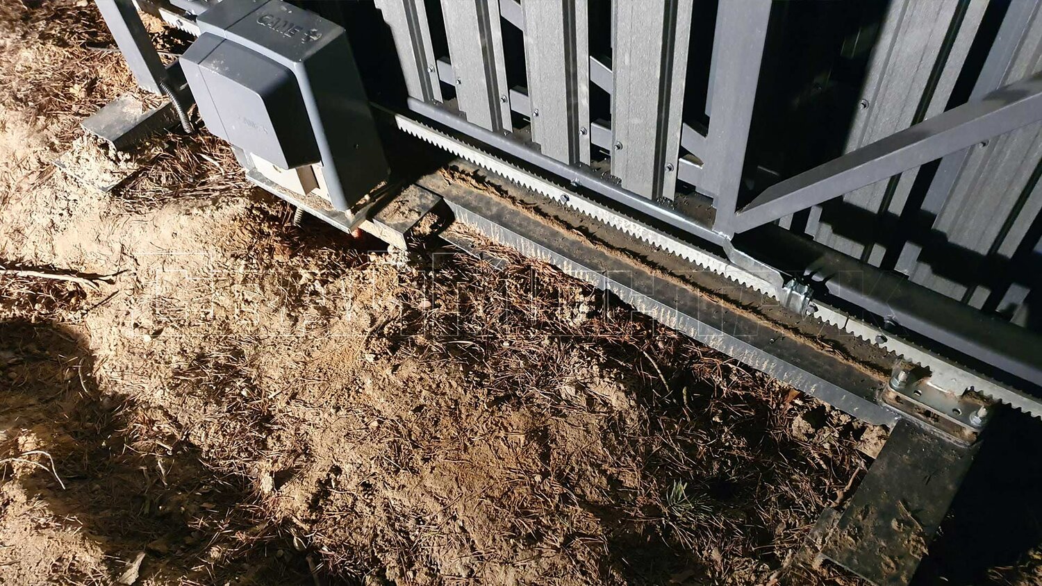 автоматические откатные ворота, площадка под электропривод откатных ворот, откатные ворота яксель, альтернатива откатным воротам, откатные ворота с цепным приводом