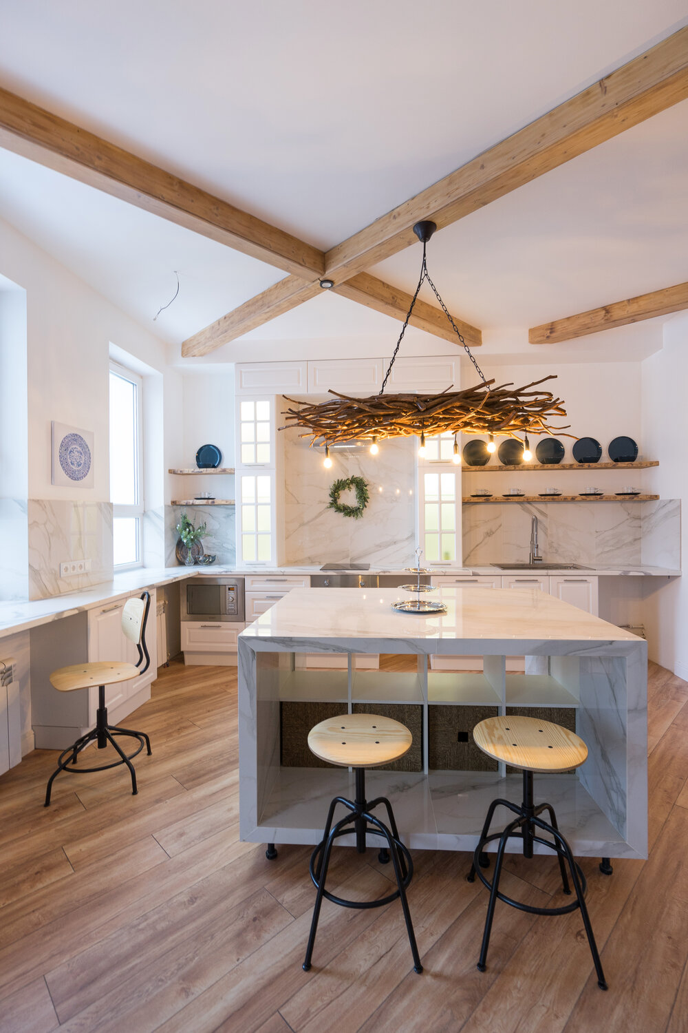кухня в стиле modern farmhouse, интерьер большой кухни дерево и белое, дизайн кухни, кухня с деревянной столешницей, farmhouse kitchen