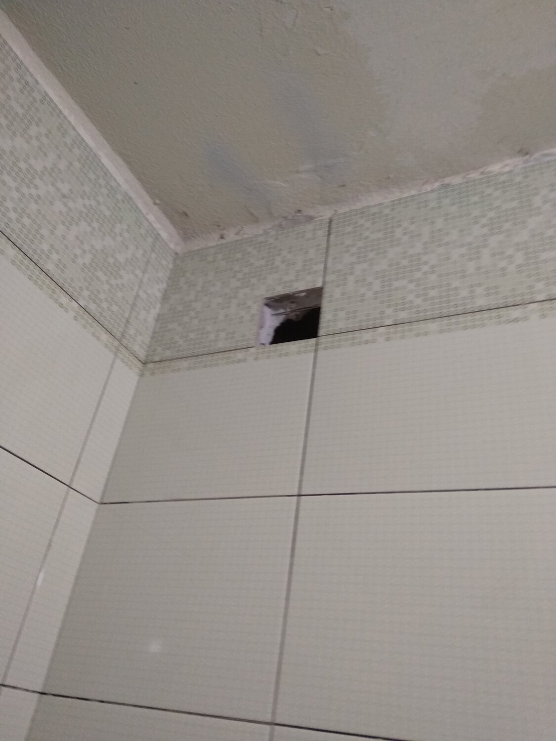 плитка для ванной отверстие для вытяжки, ванная с советской плиткой, плитка 300 600 укладка, плиточный потолок армстронг, санузел