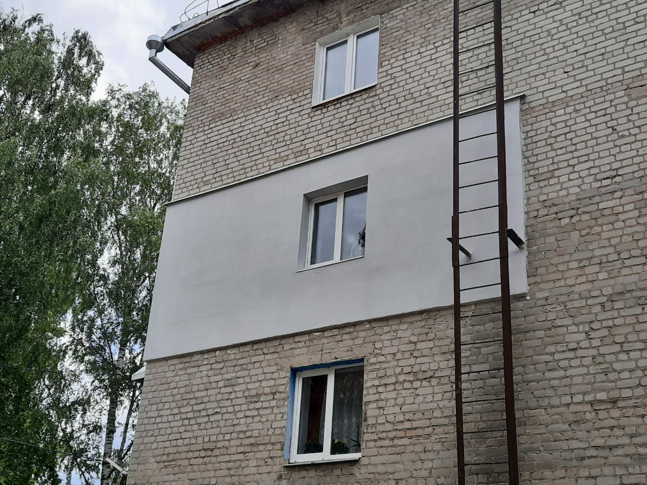 утепление фасада первый этаж пятиэтажного дома, пятиэтажка пожарная лестница, термопанели, мокрый фасад панельный дом, здание