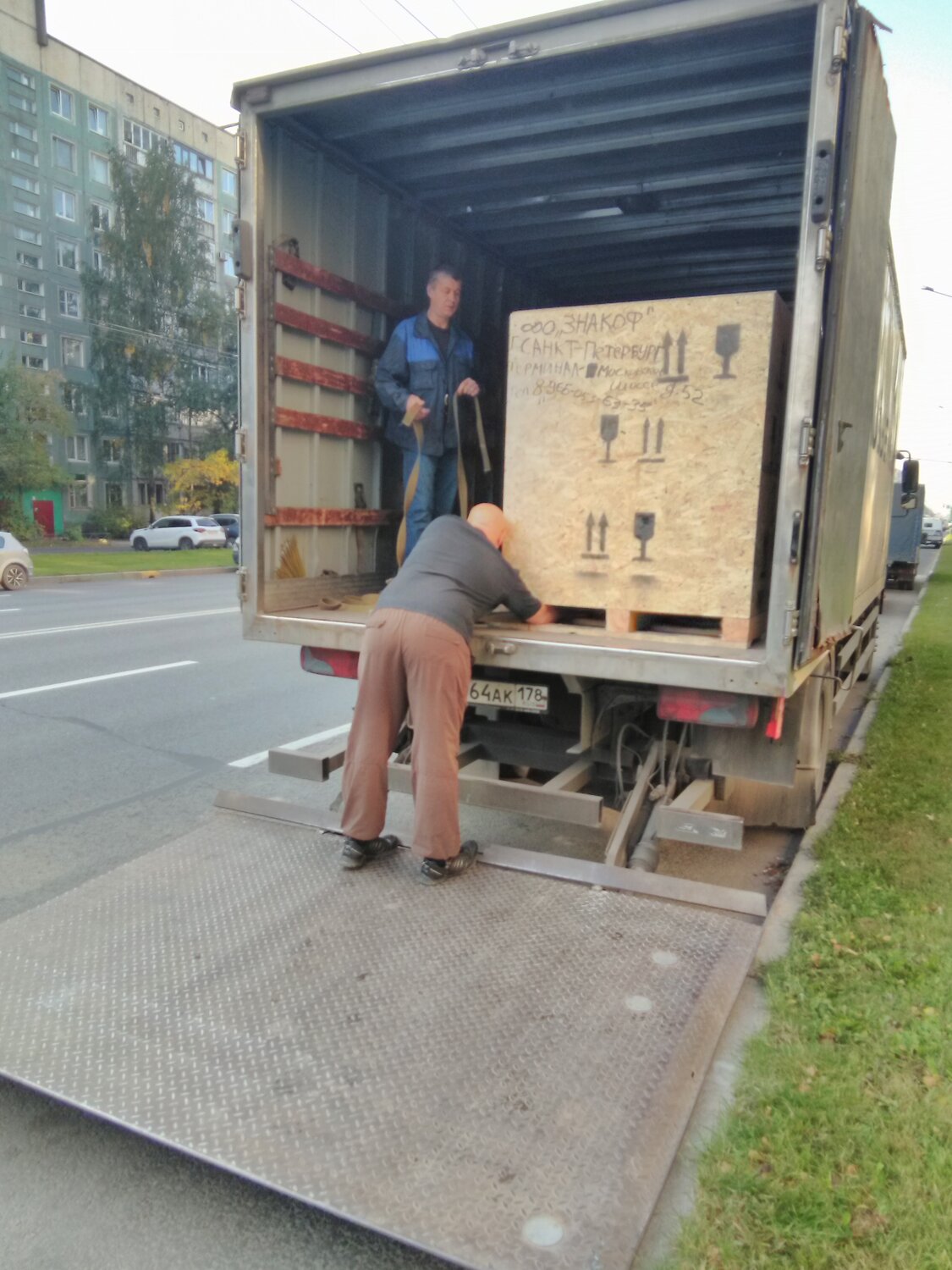 разгрузка фуры, переезд, переезд машина, грузоперевозки, грузовая