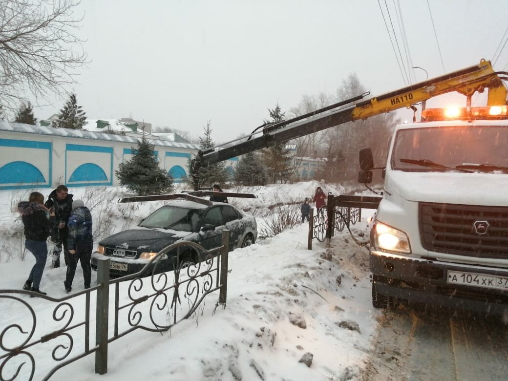 техника, спецтехника, автомобиль, заторы на дорогах снегоуборочные машины не справляются со снегом, лесовоз авария на февраль