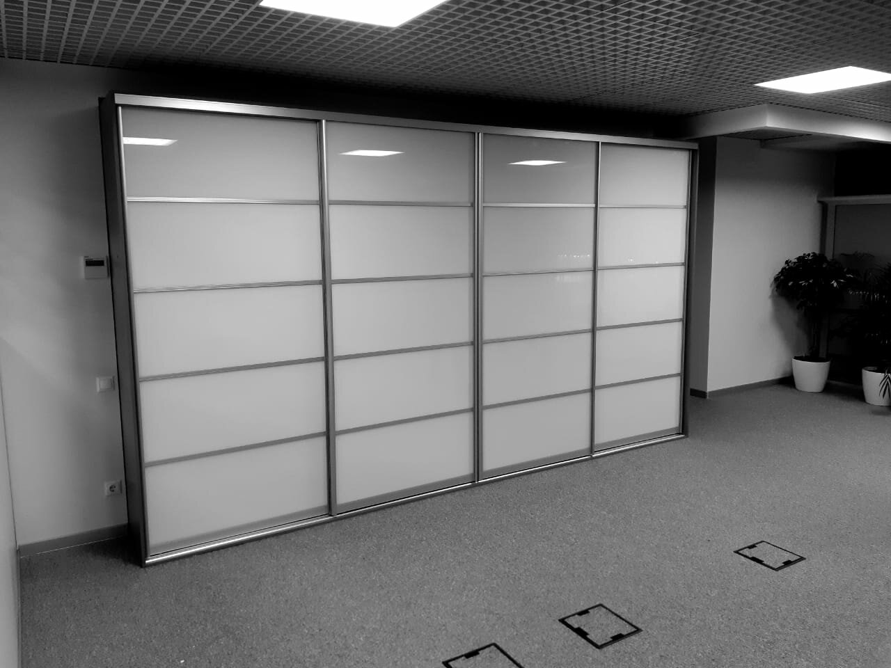 Обрезать зеркальную дверь шкафа купе - 86 фото