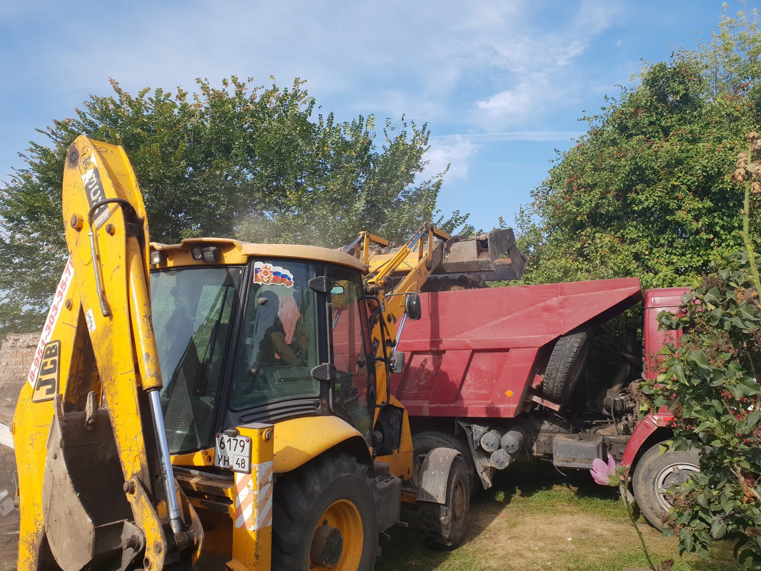 экскаватор-погрузчик jcb грузит на самосвал, погрузка грунта jcb 3cx, экскаватор-погрузчик jcb 3cx копает траншею, трактор экскаватор погрузчик мст, jcb 3cx грузит самосвал