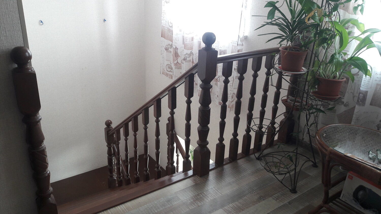 балясины в интерьере, деревянные балясины для лестниц, деревянная лестница, балясины лебедь на лестнице, лестницы