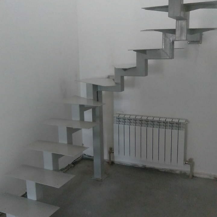 металлический каркас лестницы, каркас лестницы, лестница на ломаном косоуре из профильной трубы, металлическая лестница, металлокаркас лестницы