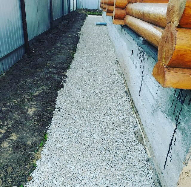 отсыпка отмостки щебнем, отмостка щебнем, отмостка из щебня, щебень 5-20 насыпная отмостка, отмостка гранитный щебень