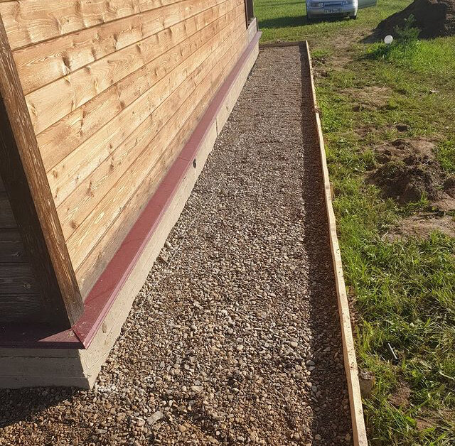 утепленная гравийная отмостка, гравийная отмостка, гравийная отмостка технониколь, мягкая отмостка из щебня, отмостка вокруг дома из щебня с ливневкой и дренажом