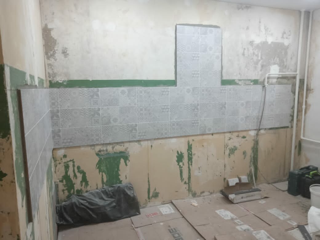 плитка на влагостойкий гипсокартон в ванной, укладка плитки на гипсокартон, укладка нижнего ряда плитки в ванной, укладка плитки в ванной хрущевки, укладка плитки от ванны