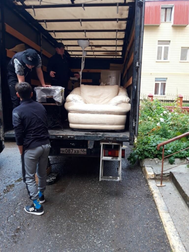 грузчики грузят диван в газель, газель 6 метров грузят грузчики, перевозка мебели с грузчиками в смоленске, погрузка и разгрузка автомашин, грузчик с грузом