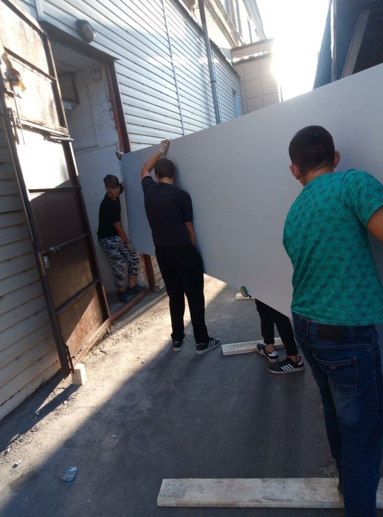 подъем стройматериалов на этаж, улица, гидроизоляция наружных стен, техника, грузчик