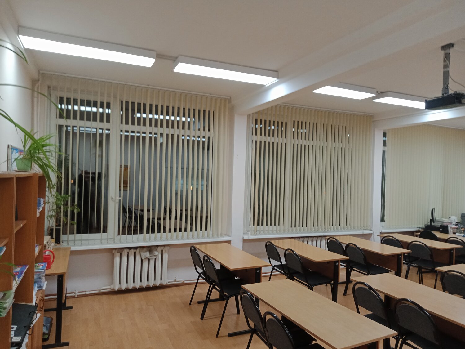 жалюзи в школе, жалюзи в кабинет школы, жалюзи короткие в учебный кабинет, кабинет в школе, музыкальный кабинет в школе