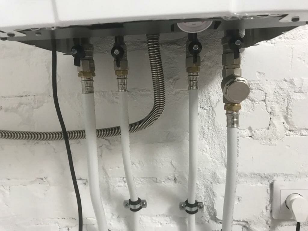 сантехника разводка, обвязка котла отопления бош 6000w двухконтурный, обвязка настенного двухконтурного газового котла навьен, подключение сантехники, подключение двухконтурного котла