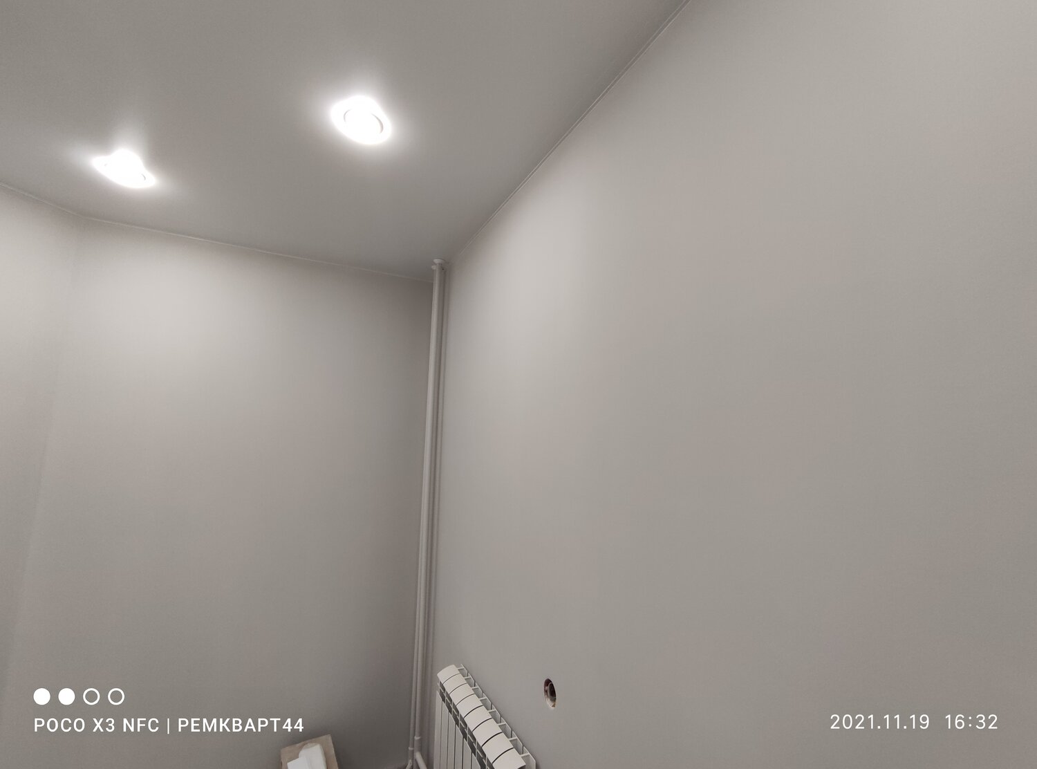 сатиновый натяжной потолок, натяжные потолки в прихожей 12м2, натяжной потолок в прихожей, натяжные потолки в квартире, натяжной потолок в коридоре