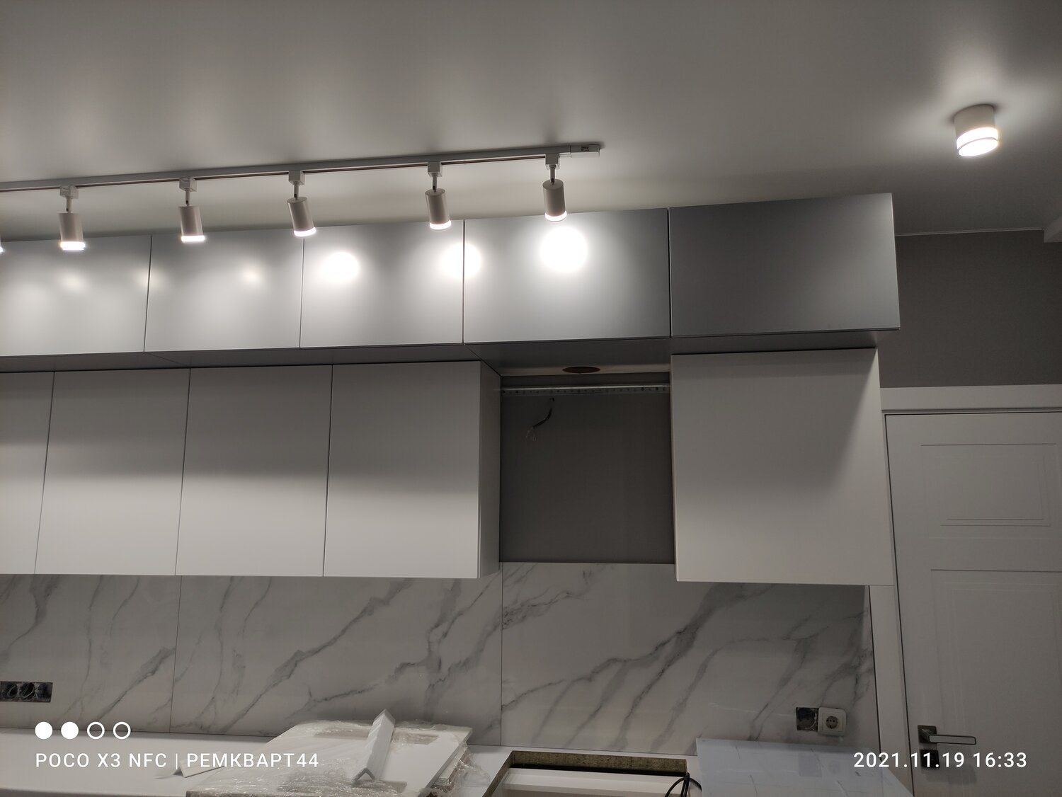 кухня, освещение кухни, подсветка кухни, кухня с узкими навесными шкафами, кухня под потолок