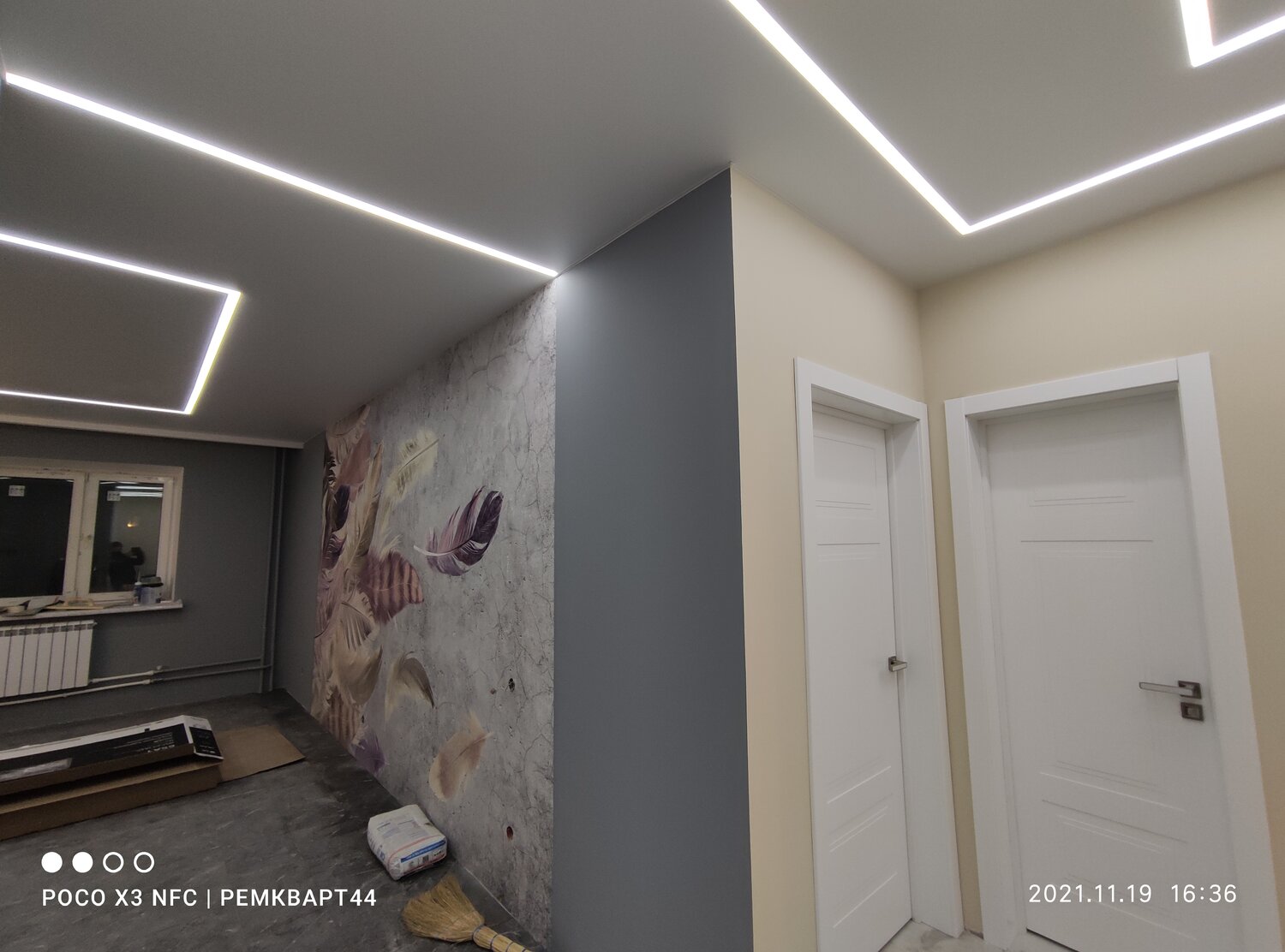 натяжной потолок парящие линии, парящие линии в коридоре, парящие линии, потолок со световыми линиями, освещение зал с кухней парящие линии