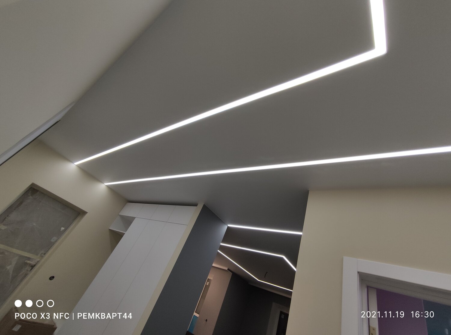 световые линии на натяжном потолке, световые линии, потолок световые линии, световые линии на натяжном, световые линии в коридоре