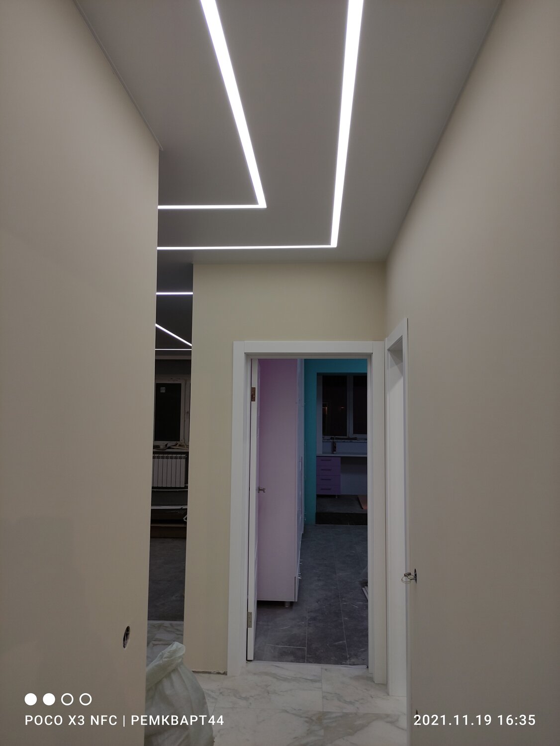 световые линии в коридоре, световые линии, световые линии в узком коридоре, световые линии на натяжном потолке, световые линии на натяжном потолке в узком коридоре