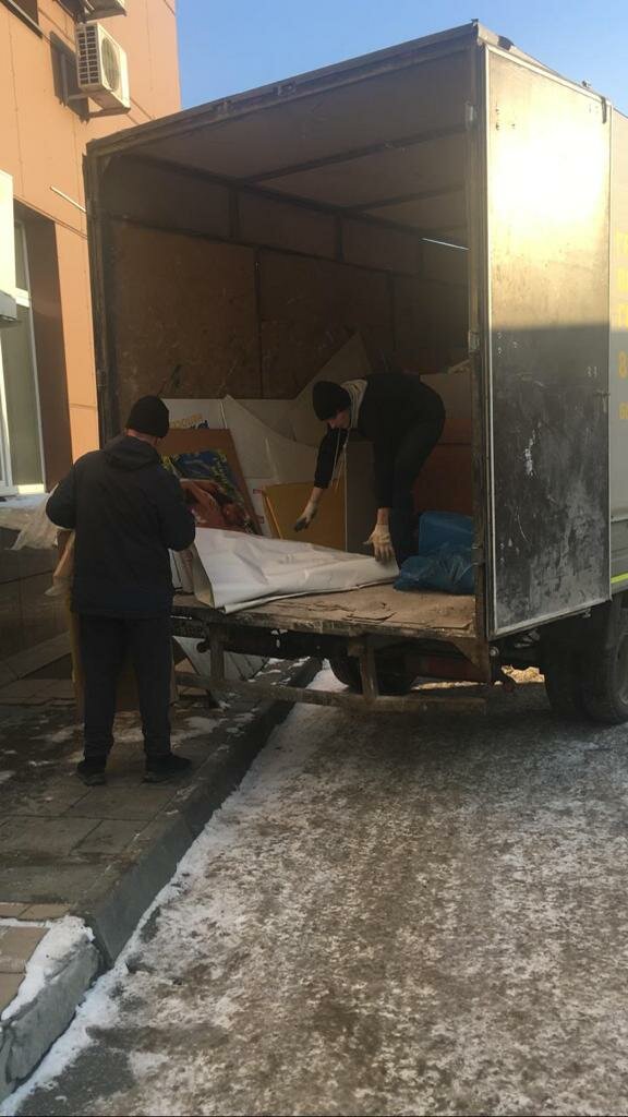 газель с грузчиками, грузчики грузят газель, грузчики переезды, погрузка газели, вывоз мусора газель грузчики