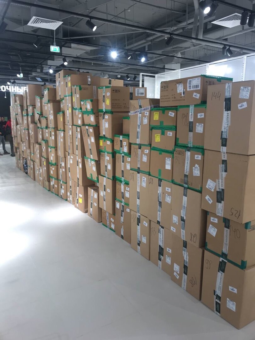 упаковка, склад с коробками, напольное хранение на складе, стандартная упаковка, оптовый