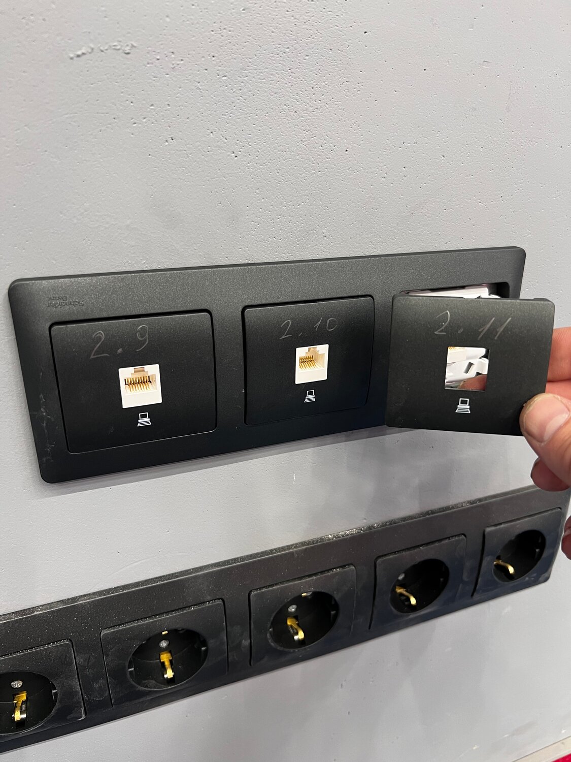 рамка legrand etika 672584, врезная розетка simon ofiblock line 4x220, блок розеток, врезная розетка, монтаж блока розеток