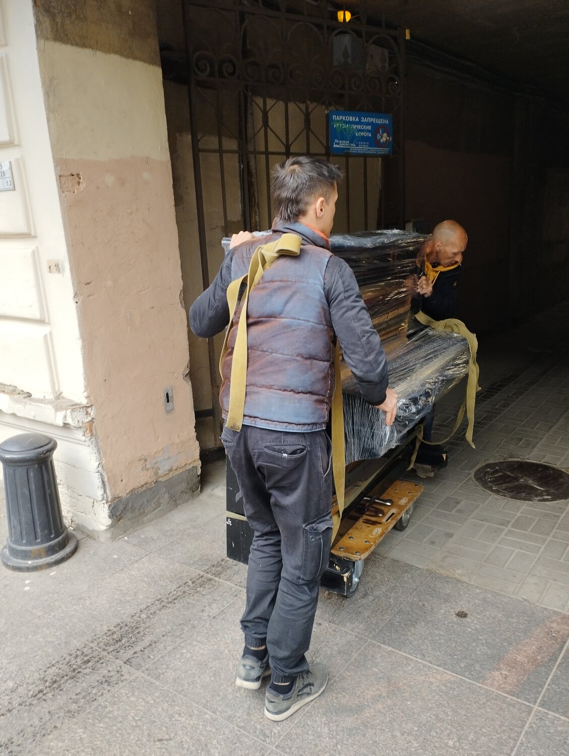 пианино рояль, пианино в метро, ноги, набережная реки фонтанки санкт-петербург, пианино на улице блохина