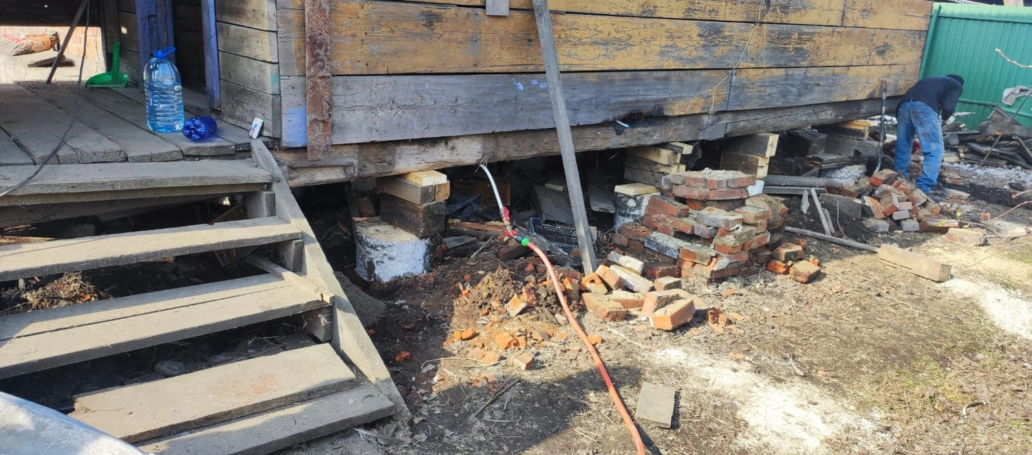 фундамент деревянного дома, фундамент под деревянный дом, передвинуть деревянный дом, подъем дома, ремонт фундамента