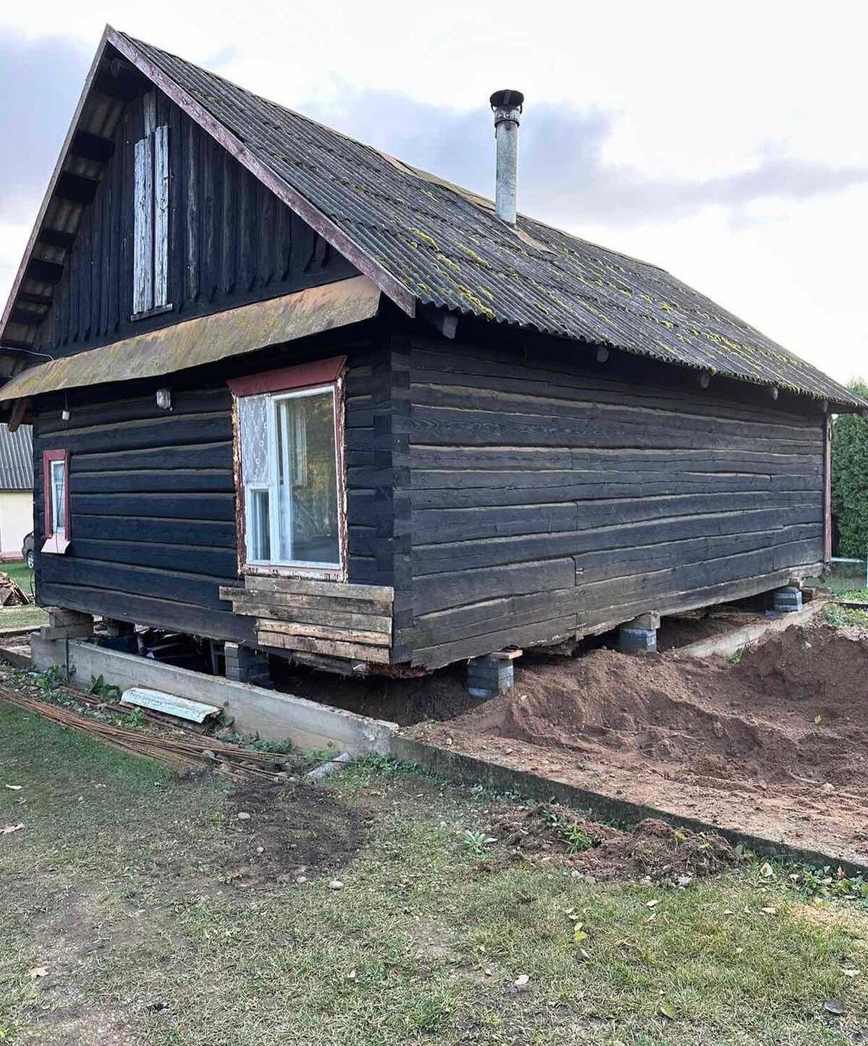 фундамент в деревенском доме, фундамент деревянного дома, дом фундамент, реставрируем старый деревянный дом, реконструкция старого деревянного дома