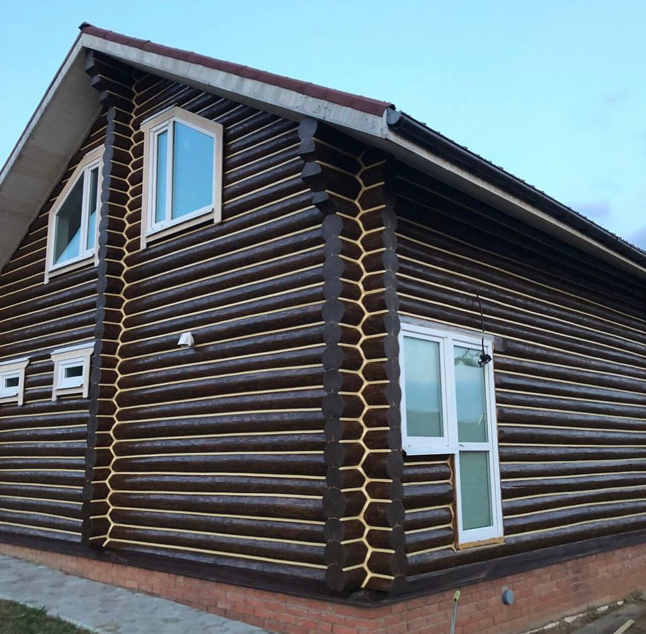 деревянный дом снаружи, бревенчатый дом темного цвета, бревенчатый дом, дом из бревна, деревянный дом