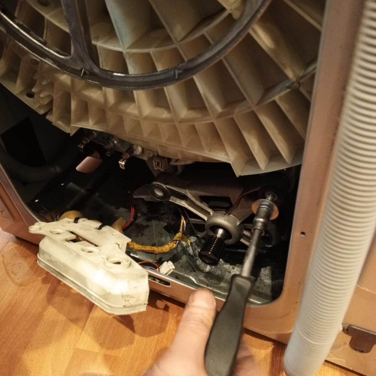 стиральная машина ремонт, щеточный двигатель в стиральной машинке, разбор стиральной машины, ремонт стиральной машинки, разобранная стиральная машина