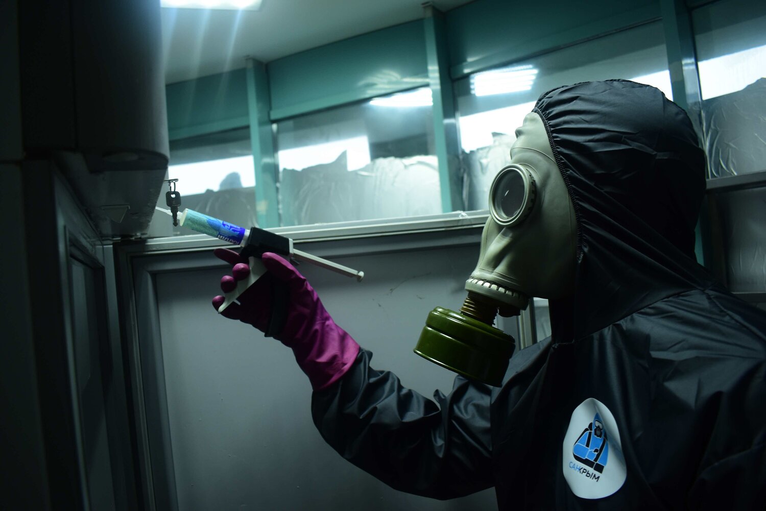 противогаз, в окне в противогазах, школьник в противогазе, карантин противогаз, противогаз рхбз
