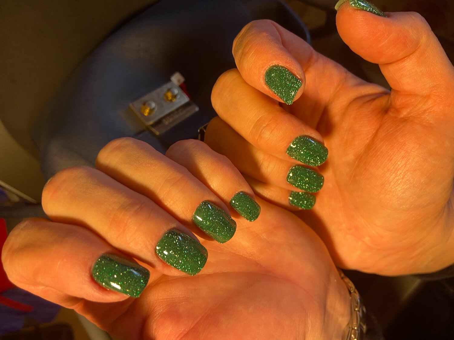 маникюр с зеленым, маникюр с зелеными блестками, зелёный маникюр с дизайном, маникюр комбинированный с зелеными блестками, зеленые ногти