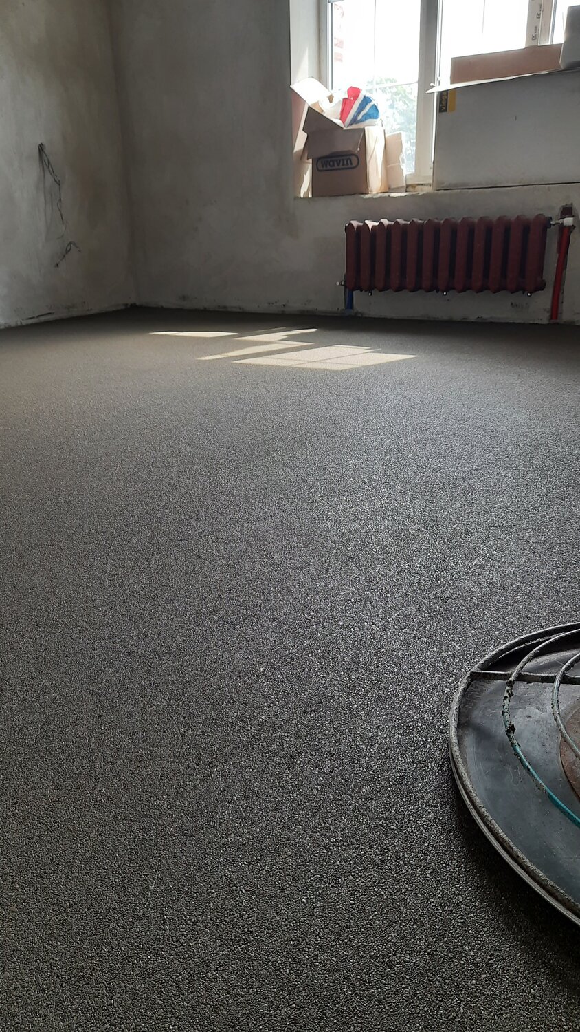 Стяжка пола в новостройке - 82 фото