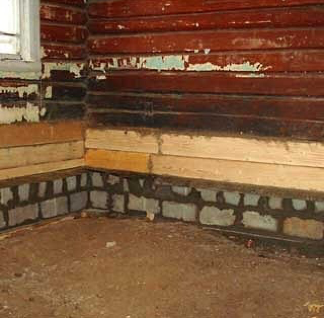 нижний венец бани, фундамент под старый деревянный дом, пол в старом деревянном доме, нижние венцы деревянного дома, нижние венцы бани из пеноблоков