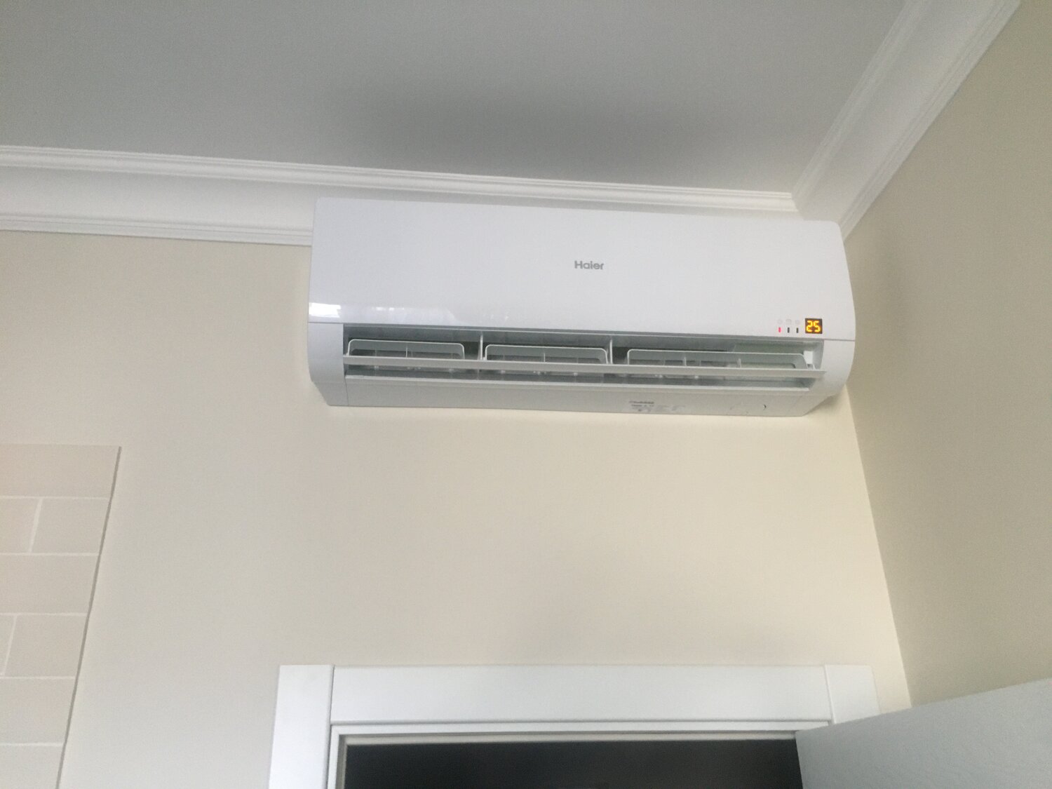 кондиционер, кондиционер фаура, встроенный кондиционер, первый этап сплит система монтаж, сплит система в хрущевке