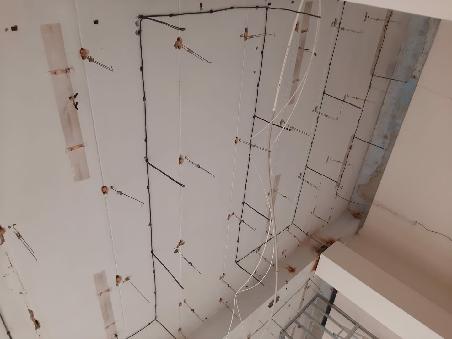 труба металлическая для внешней электропроводки, укладка керамогранита 120 60 на стены в ванной, старая плитка в ванной, перегородка гипрок 2 слоя 200мм, проводка