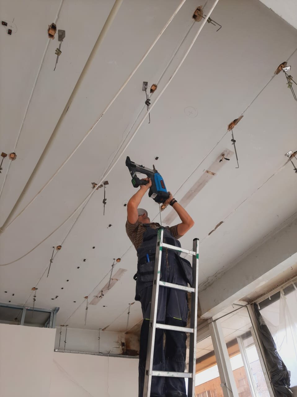 дизайнер электромонтаж монтаж, электрик монтаж, строительный, монтажник, монтаж гипсокартонного потолка