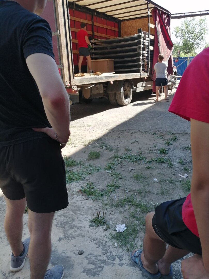 человек, в деревне, фура, размытое изображение, подвоз воды
