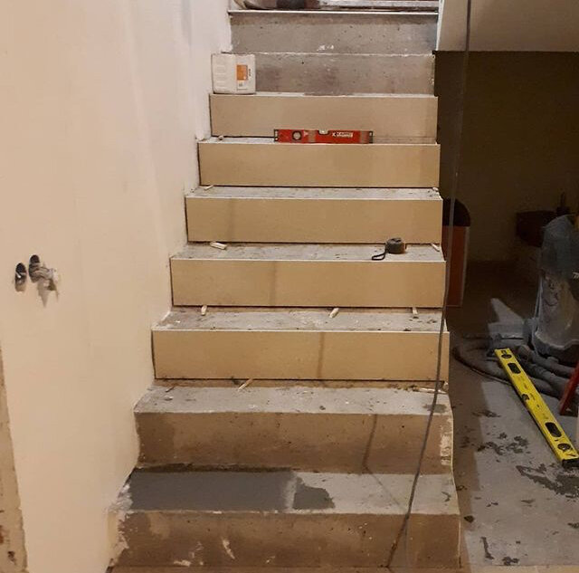 бетонная лестница, облицовка бетонной лестницы, отделка бетонной лестницы, облицовка ступеней, лестница из бетона