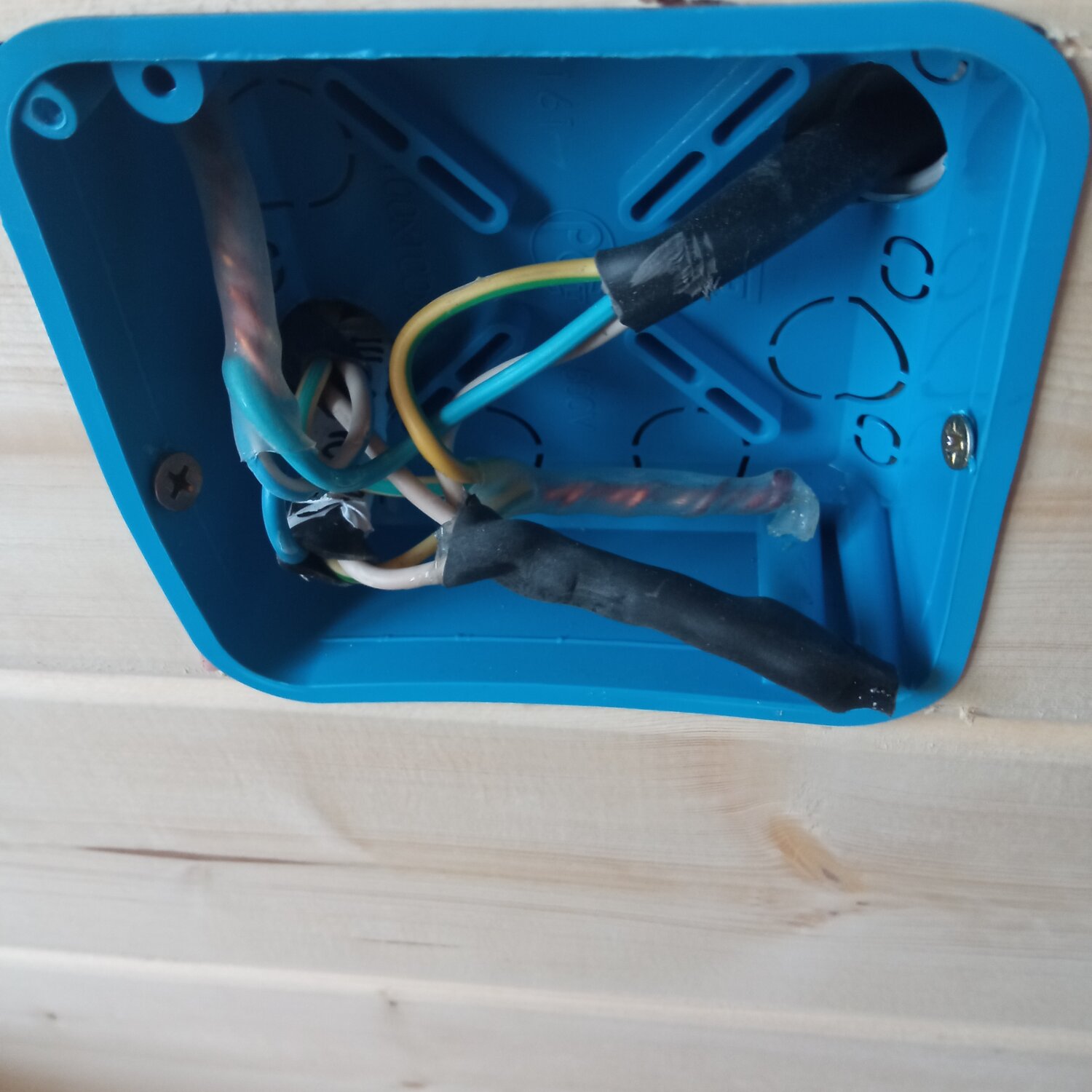 распаячная коробка разводка, распределительная коробка, распред коробка, соединитель для проводов 220 вольт в распаечной коробке, распредкоробка