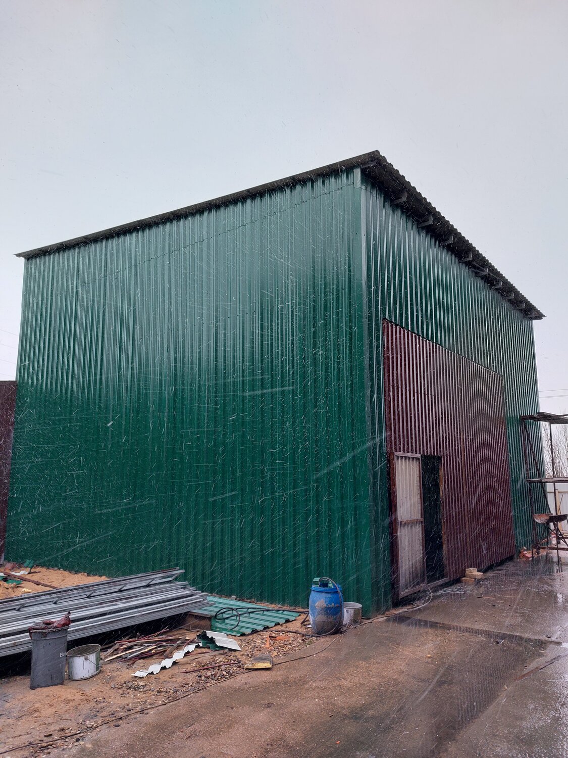 Как утеплить ангар из профнастила - 85 фото