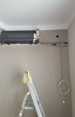 кондиционер, стандартный монтаж кондиционера, внутренний блок сплит системы сзади, первый этап монтажа кондиционера, установка кондиционера