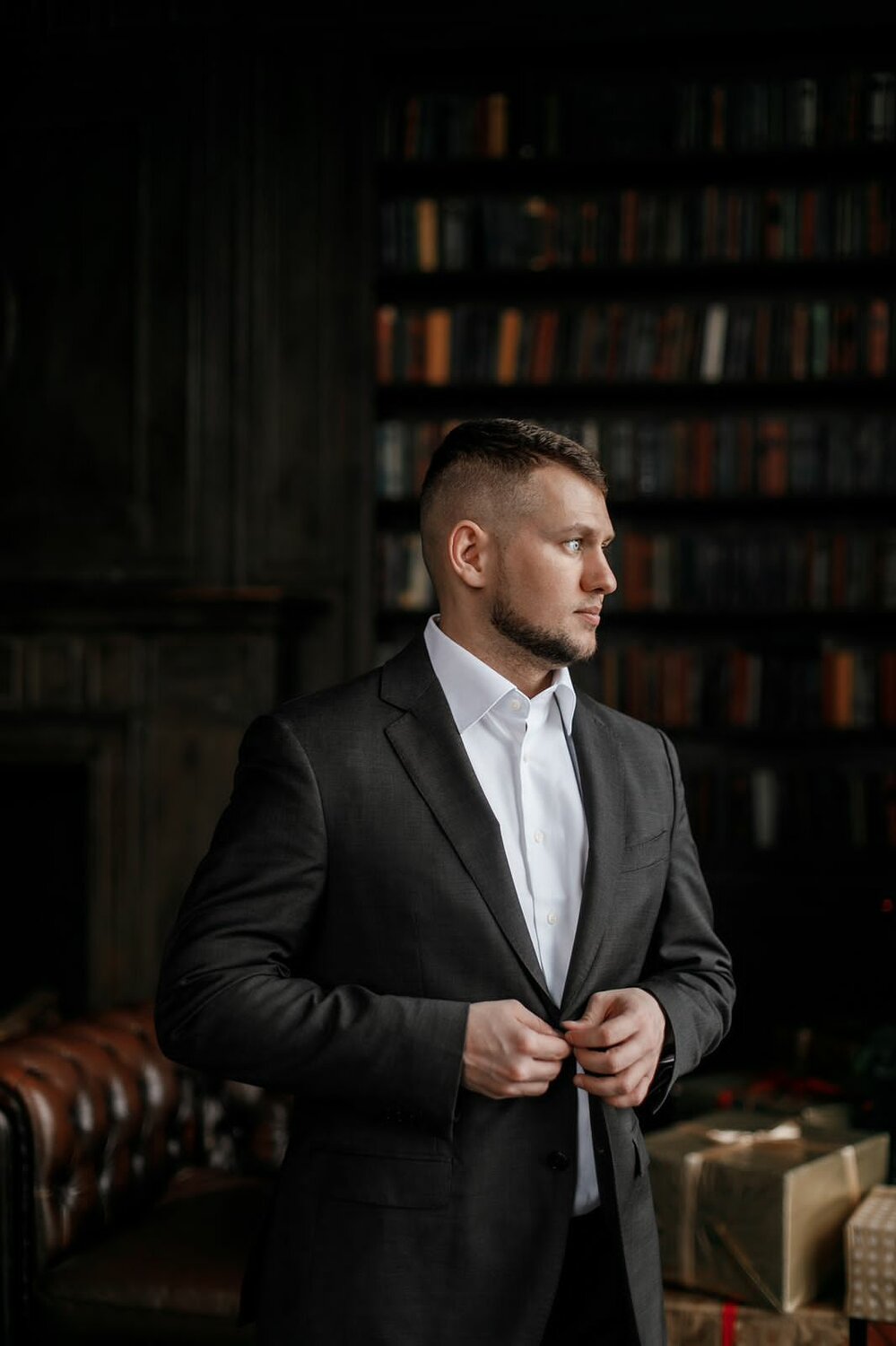 алексей степанов адвокат, мужской портрет жениха, мужчина в пиджаке, человек, деловой мужской костюм