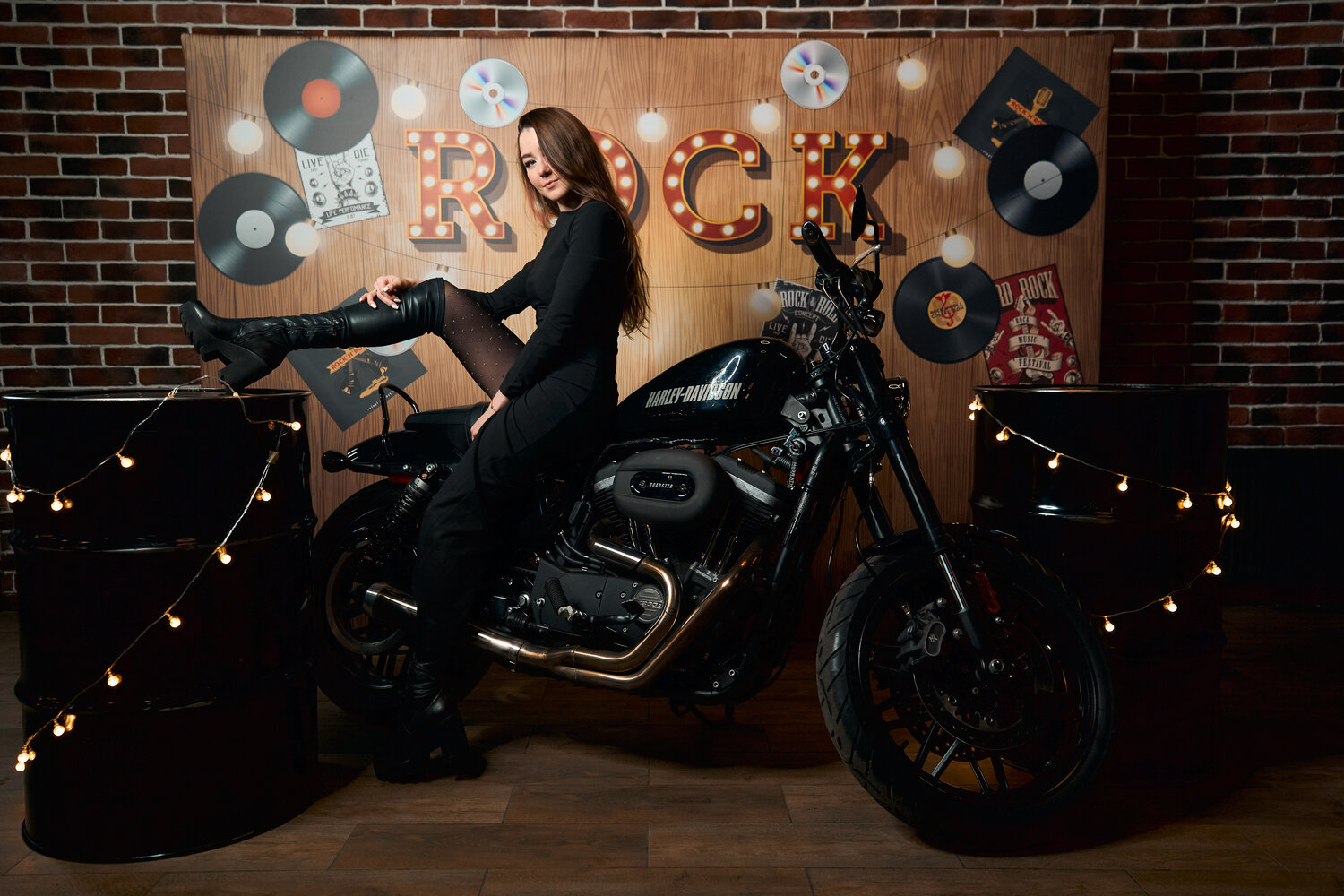 мотоцикл девушка, девушка на harley davidson, байкер с девушкой на мотоцикле, девушки на мотоцикле и кофе, мото девушки