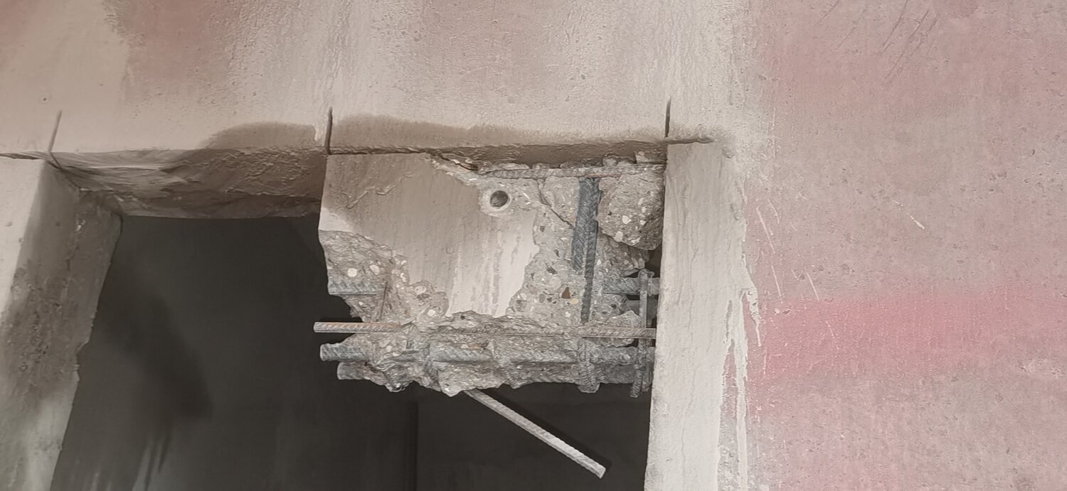 Пробивка в бетонных стенах и полах толщиной 100 мм отверстий площадью ...