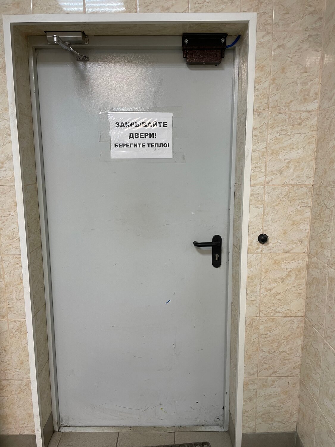 противопожарные двери, противопожарные двери с охватывающей коробкой, ржавые противопожарные двери, дверь, дверь противопожарная полуторопольная ral7039
