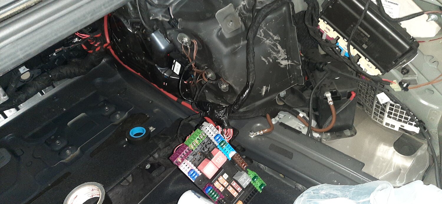 аккумулятор bmw f30, бмв x1 аккумулятор, bmw e60 акб, bmw x5 e53 дренаж под блоками, bmw e38 аккумулятор