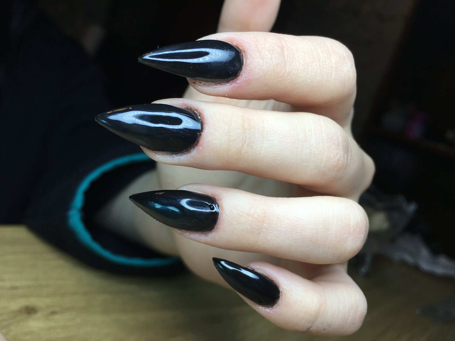 ногти, черные длинные ногти, чёрный маникюр на длинные, ногти острые, маникюр на острые короткие ногти